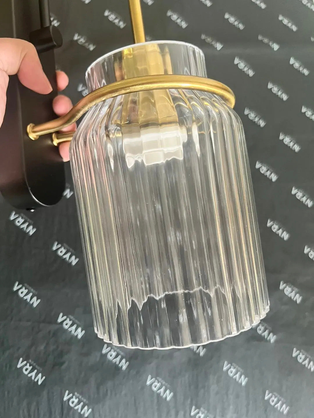 Arden glass vegglampe i nordisk stil med metallramme og aluminiumsfinish
