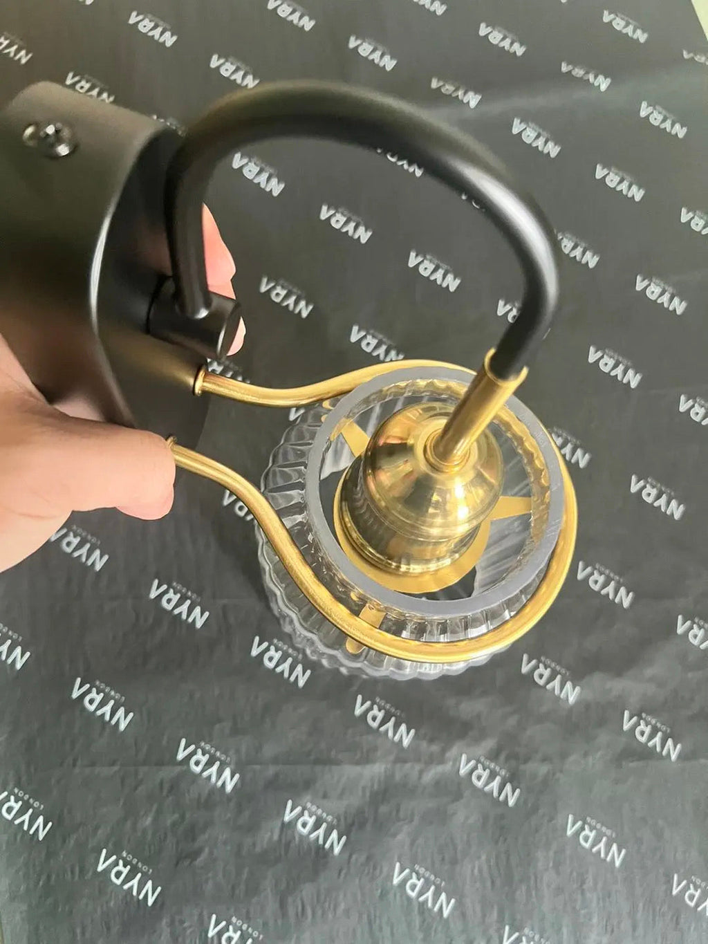 Arden glass vegglampe i nordisk stil med metallramme og aluminiumsfinish