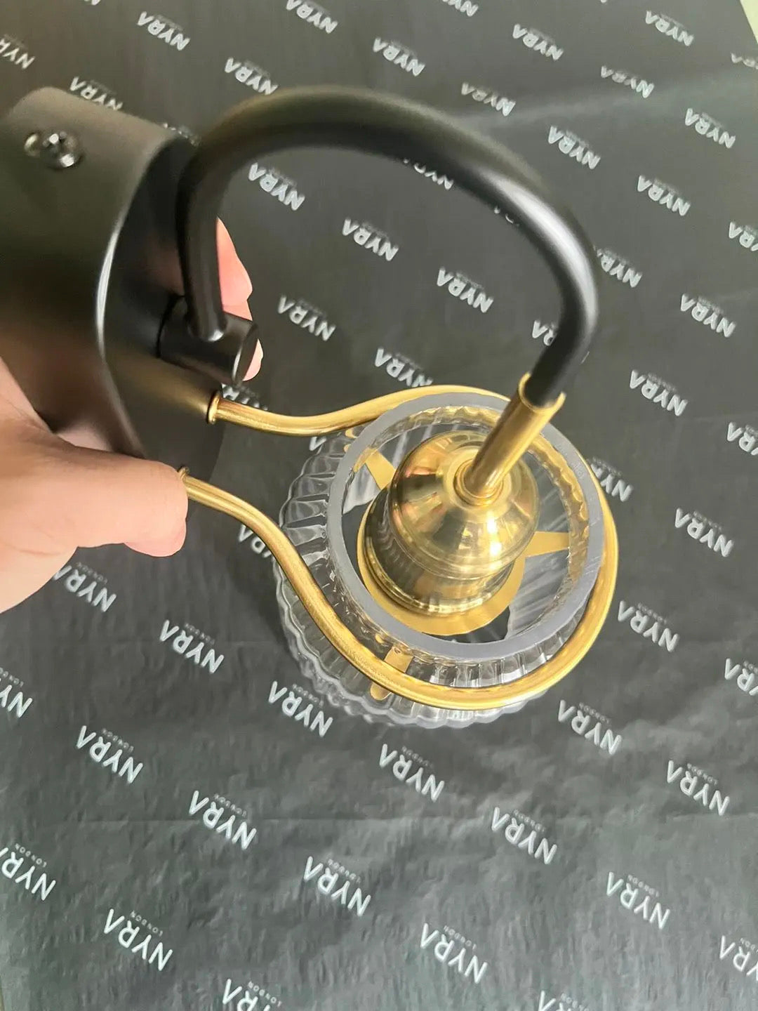 Arden glass vegglampe i nordisk stil med metallramme og aluminiumsfinish