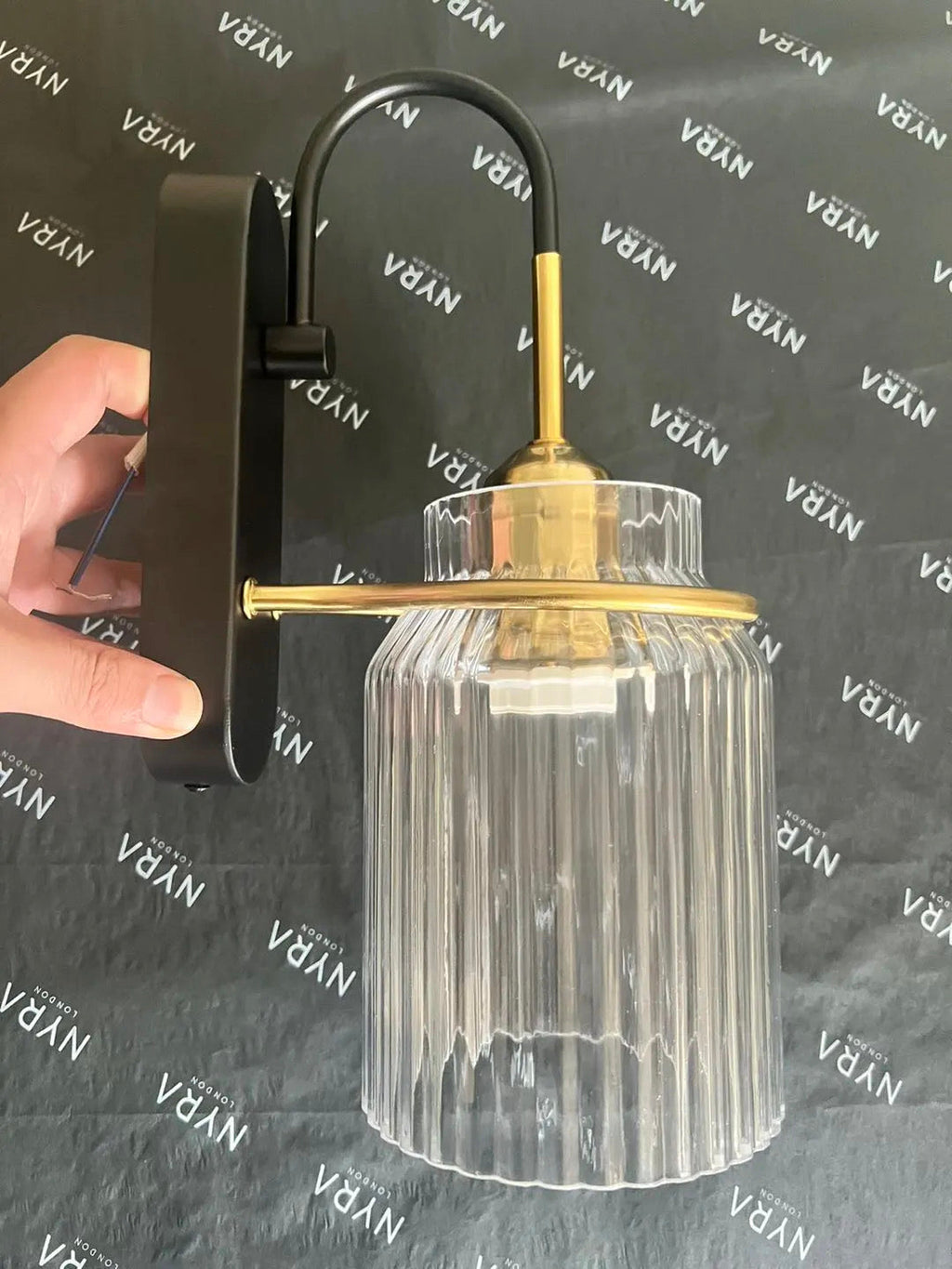 Arden glass vegglampe i nordisk stil med metallramme og aluminiumsfinish